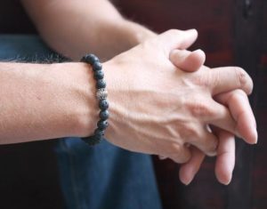 На какой руке носят браслет мужчины?