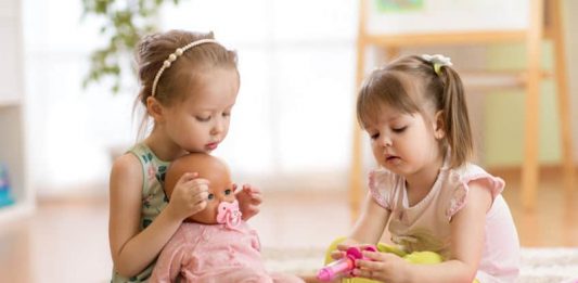 Как игры с куклами помогают в развитии детей
