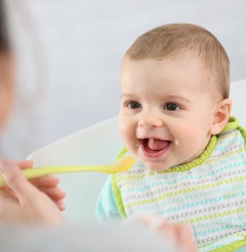 Первый прикорм детям: когда и с чего начинать