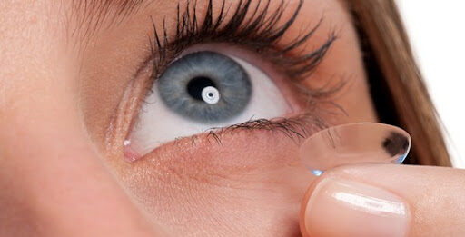 Как правильно надевать контактные линзы