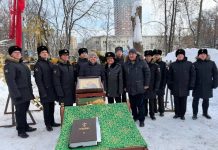 В Москве освятили крест на главный купол строящегося храма Феодора Ушакова