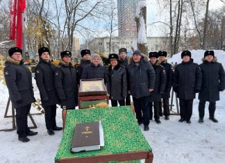 В Москве освятили крест на главный купол строящегося храма Феодора Ушакова