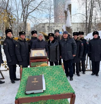 В Москве освятили крест на главный купол строящегося храма Феодора Ушакова