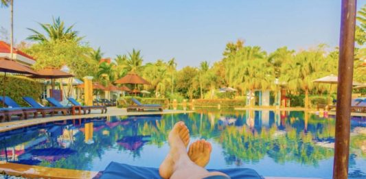 Мир, жвачка, шезлонг: стали известны подробности инцидента с нападением британцев на семью из России