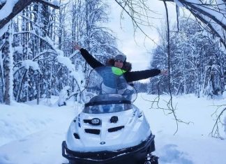 «Удар, и все»: 35-летняя блогерша насмерть разбилась на снегоходе, но ее саму винят в произошедшем