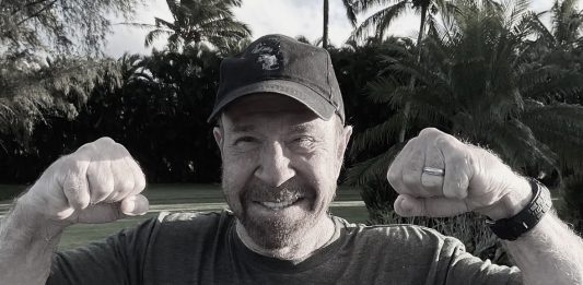 Скончался после экстренной госпитализации на Гавайях легендарный актер Чак Норриса: последнее видео