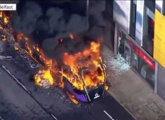 Стармер продолжит покрывать мигрантов: в Северной Ирландии вспыхнули протесты из-за миграционной политики властей Британии