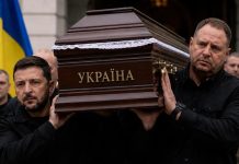 «Дела очень плохи»: на Украине поняли, почему Зеленский ходит в робе похоронного бюро
