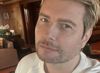 Николай Басков со слезами на глазах признался, что переживает тяжёлый период и спасается сценой